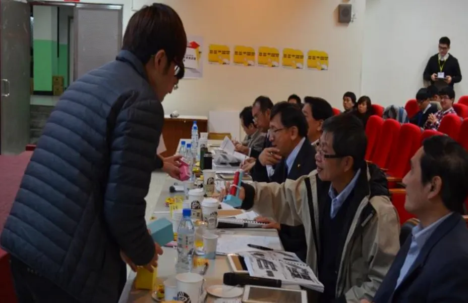 我很努力的挖照片，但最終只找到這張略顯模糊的 Demo 照片；這故事提醒我們，重要的紀錄要備份在雲端，否則時過境遷根本找不到。