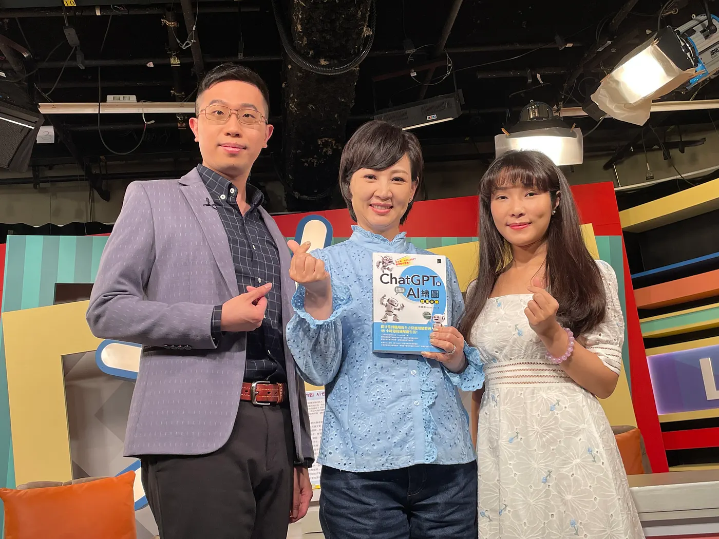 【經理人月刊】專訪，【人間衛視】與主持人郁方及嘉賓合影