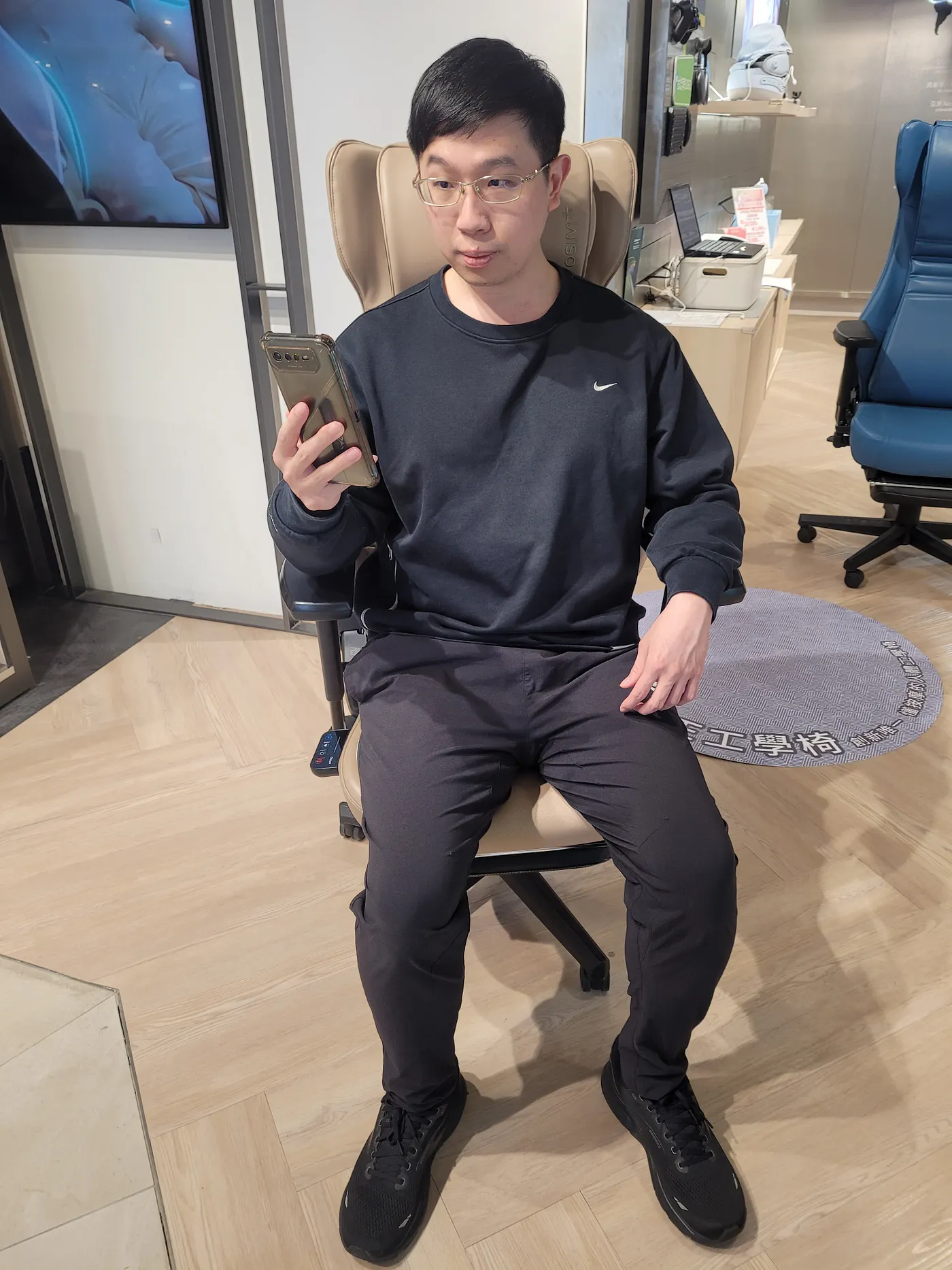 2. OSIM 天王工學椅（圖 8）