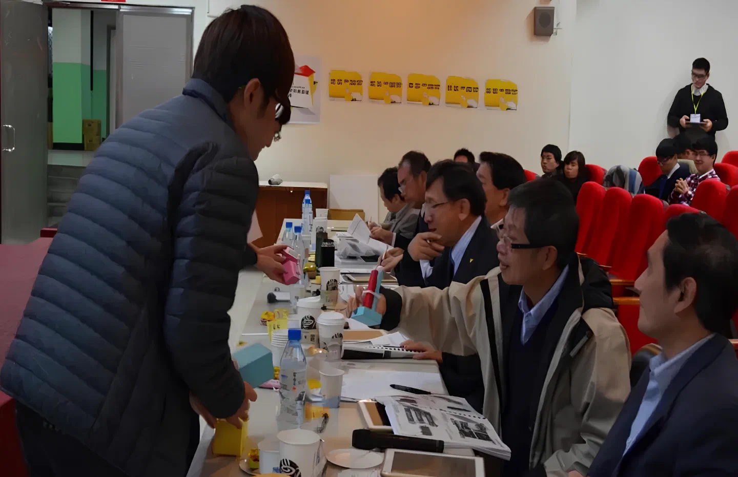 向評審展示旅行分裝罐原型的比賽現場
